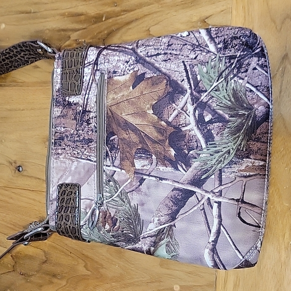 Realtree camo 9 pocket shoulder purse with adjustable strap - Picture 8 of 16